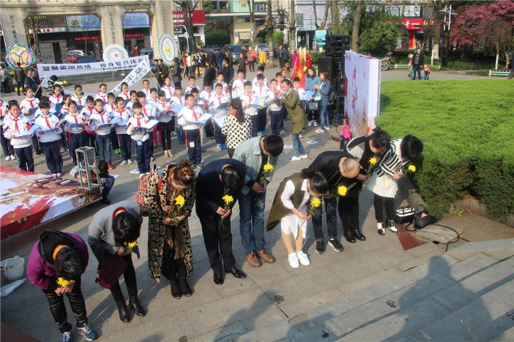 常德民建会员 向常德会战抗日纪念碑鞠躬.jpg