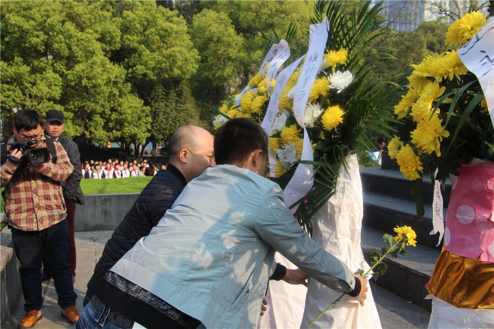 常德民建会员敬献花篮.jpg