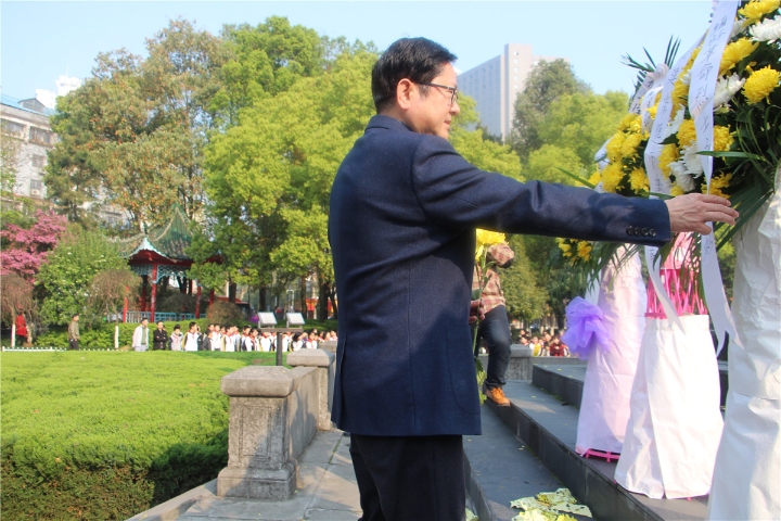 杨新辉主委整理花篮挽联.jpg