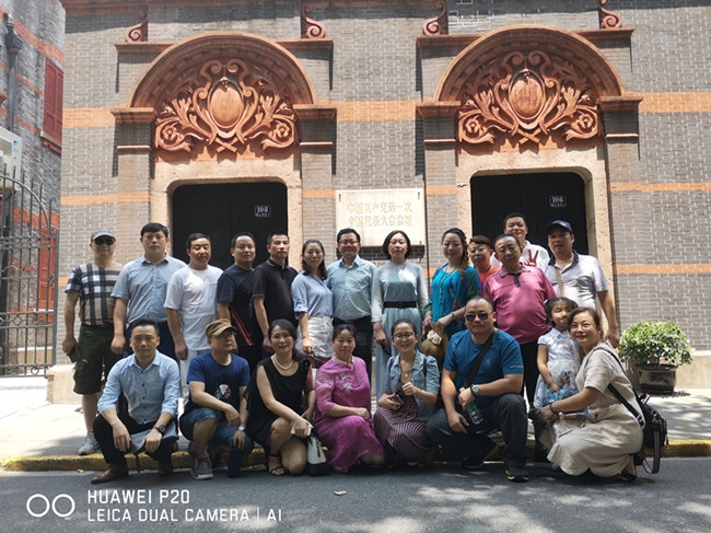 民建会员在中共一大会址前合影_副本.jpg